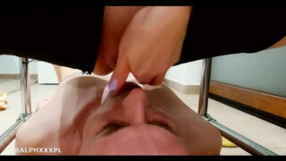 Kocası izlerken karısının suratına oturup ağzına işiyor